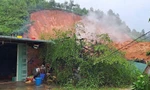 Quảng Ngãi: Núi sạt lở vùi lấp nhà dân, cả xã bị cô lập vì mưa lớn