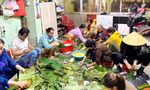 Người dân Quảng Ngãi nổi lửa sáng đêm nấu bánh chưng, soạn thực phẩm gửi vùng lũ