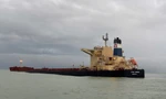 Tàu chở gần 175.000 tấn quặng sắt mắc cạn ở vùng biển Dung Quất