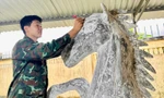 Lính trẻ đắp linh vật Ngựa đón Tết Nguyên đán