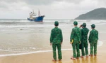 Tàu 'ma' trôi dạt, mắc cạn ở vùng biển Quảng Ngãi
