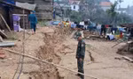 Đất nứt toác giữa làng, sơ tán khẩn cấp hàng trăm người dân ở Quảng Ngãi