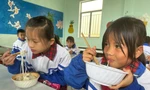 គ្រូបង្រៀន​ចម្អិន​អាហារ​ពេល​ព្រឹក​ដល់​សិស្ស​ជាង ៥០០ នាក់​នៅ​តំបន់​ភ្នំ Quang Ngai