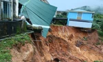 Sạt lở uy hiếp trường học, di dời khẩn cấp giáo viên và học sinh