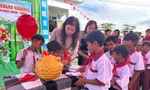Celengan untuk mengumpulkan dana guna membantu siswa miskin di daerah pegunungan Quang Ngai