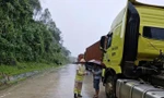 Quảng Ngãi: Hàng chục ô tô kẹt cứng trên đèo Lò Xo, sạt lở vẫn tiếp diễn 