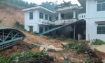 Đất núi đổ ập xuống trạm y tế, nhân viên trực kịp chạy thoát