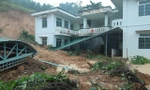 Đất núi đổ ập xuống trạm y tế, nhân viên trực kịp chạy thoát