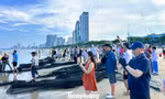 Du khách thích thú xem ngư dân kéo cá trên biển Đà Nẵng