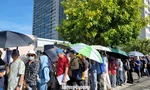 Cảnh dòng người đội nắng xếp hàng mua 300 căn hộ nhà ở xã hội 