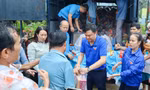 Hàng nghìn túi quà thanh niên đến với người dân 'rốn lũ' Đà Nẵng