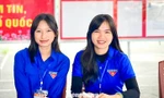 Cử tri 'áo xanh' vừa tình nguyện hỗ trợ bầu cử, vừa bỏ phiếu lần đầu