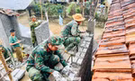 Lính tăng thiết giáp 'vượt nắng, thắng mưa’ dựng lại nhà cho người dân vùng lũ