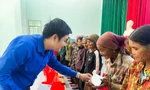 Hàng trăm phần quà, học bổng đến với người dân và học sinh vùng khó Gia Lai