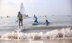 Biển Quy Nhơn ‘nổi sóng’ với gần 120 VĐV tranh tài đua SUP