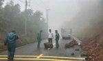 CLIP: Đá lớn lăn xuống mặt đường ở Gia Lai sau sạt lở