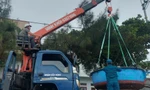 Người dân xã đảo ở Gia Lai kéo vội thuyền thúng lên cao chống bão