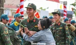 Bịn rịn phút chia tay bộ đội