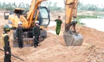 Hơn 100 cảnh sát đồng loạt đột kích 2 điểm khai thác cát trái phép ở Gia Lai