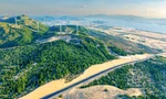 Diện mạo mới cung đường xuyên đồi cát, bên những cột điện gió khổng lồ chạy về làng chài cổ ở Gia Lai