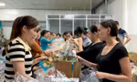 Khách Tây chung tay với ngàn suất quà gửi dân vùng lũ Hội An