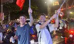 Khách Tây cùng người dân Đà Nẵng 'đi bão' xuyên đêm mừng Việt Nam vô địch