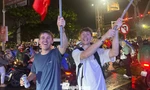 Khách Tây cùng người dân Đà Nẵng 'đi bão' xuyên đêm mừng Việt Nam vô địch