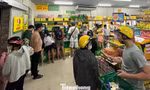 Người dân Đà Nẵng đổ xô mua thực phẩm dự trữ trước khi bão số 12 đổ bộ