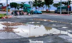 Ổ gà chi chít trên tuyến đường ở Đà Nẵng, nguy hiểm rình rập người tham gia giao thông