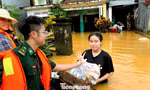 Băng nước xiết, đưa hàng ngàn suất quà vào vùng ngập sâu ở Đà Nẵng