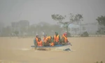 Nỗ lực tìm kiếm người mất tích trong dòng nước lũ ở Huế