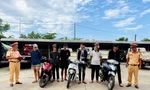 Công an làm việc với phụ huynh và nhóm học sinh lớp 11 chạy xe lạng lách, mang hung khí 