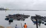 Yêu cầu người dân không ở lại trên các lồng bè khi có bão để tránh gặp nguy hiểm. 