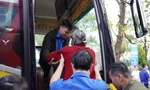 Huế: Xe chở yêu thương giúp 4 trăm bệnh nhân nghèo về quê đón Tết