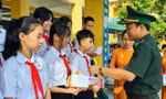 Bộ đội Biên phòng TP. Huế trao xe đạp, tiếp sức học sinh vùng biên