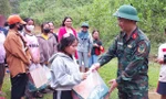 Hành quân, băng rừng vượt núi chuyển quà đến với bà con vùng sạt lở Đà Nẵng