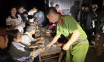 Xúc động hình ảnh chiến sĩ công an cõng bà, bế trẻ, nấu ăn giúp dân vùng lũ