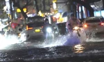 Mưa xối xả, nhiều tuyến phố Đà Nẵng ngập trong biển nước
