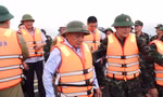 Thường trực Ban Bí thư Trần Cẩm Tú đi kiểm tra, thăm hỏi quân và dân vùng ngập lũ tại xã Thăng An (TP Đà Nẵng).