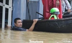 Người dân Đà Nẵng chạy lụt trước khi trời tối