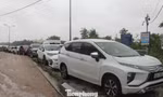 Hàng trăm ô tô ở Đà Nẵng xếp hàng dài lên tuyến đường dẫn của cầu để 'chạy' lụt