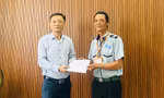 Đà Nẵng khen thưởng nhân viên tìm lại được nhẫn đính hôn rơi trên biển cho du khách