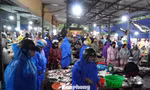 Người dân Đà Nẵng đi mua thực phẩm 'tích trữ 3 ngày' từ tinh mơ