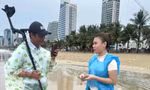 Giấu điện thoại dưới cát rồi tắm biển Đà Nẵng, hai cô gái gặp điều bất ngờ