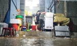 Mưa trở lại, nước tràn vào chợ, tiểu thương Đà Nẵng nháo nhác dọn hàng trong đêm