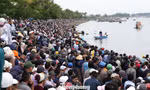 Đứng kín bờ sông Thu Bồn xem đua thuyền