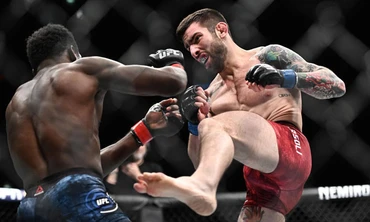 Dwight Grant hạ gục đối thủ.