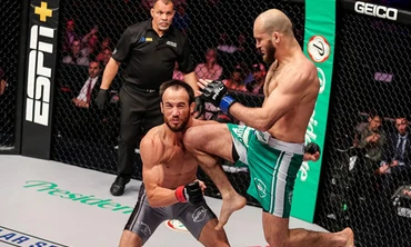 Movlid Khaybulaev hạ gục đối thủ bằng đòn lên gối cực mạnh.