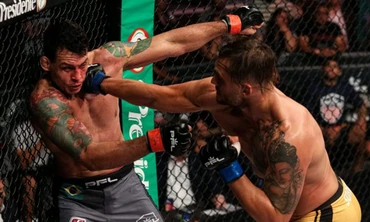 Emiliano Sordi hạ knock-out đối thủ.