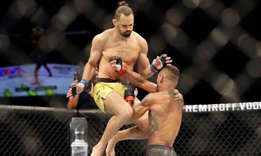 Michel Pereira tung đòn gối vào mặt đối thủ.